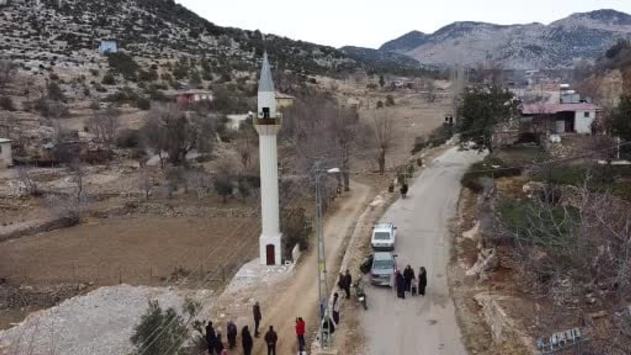 Aladağ'da Cami Yok, Sadece Minare Var