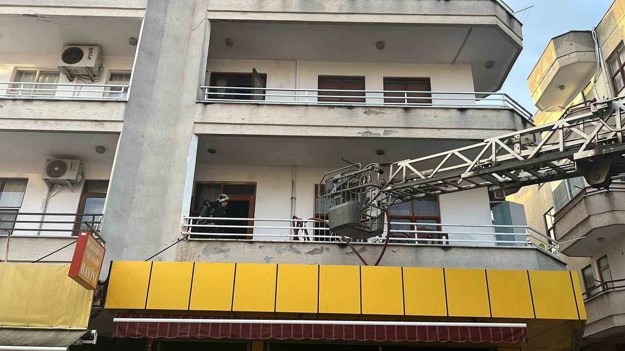 Alanya'da 3 Katlı Binada Yangın Paniği: Can Kaybı Yok