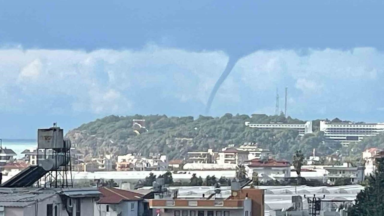 Alanya'da Denizde Hortum Oluştu