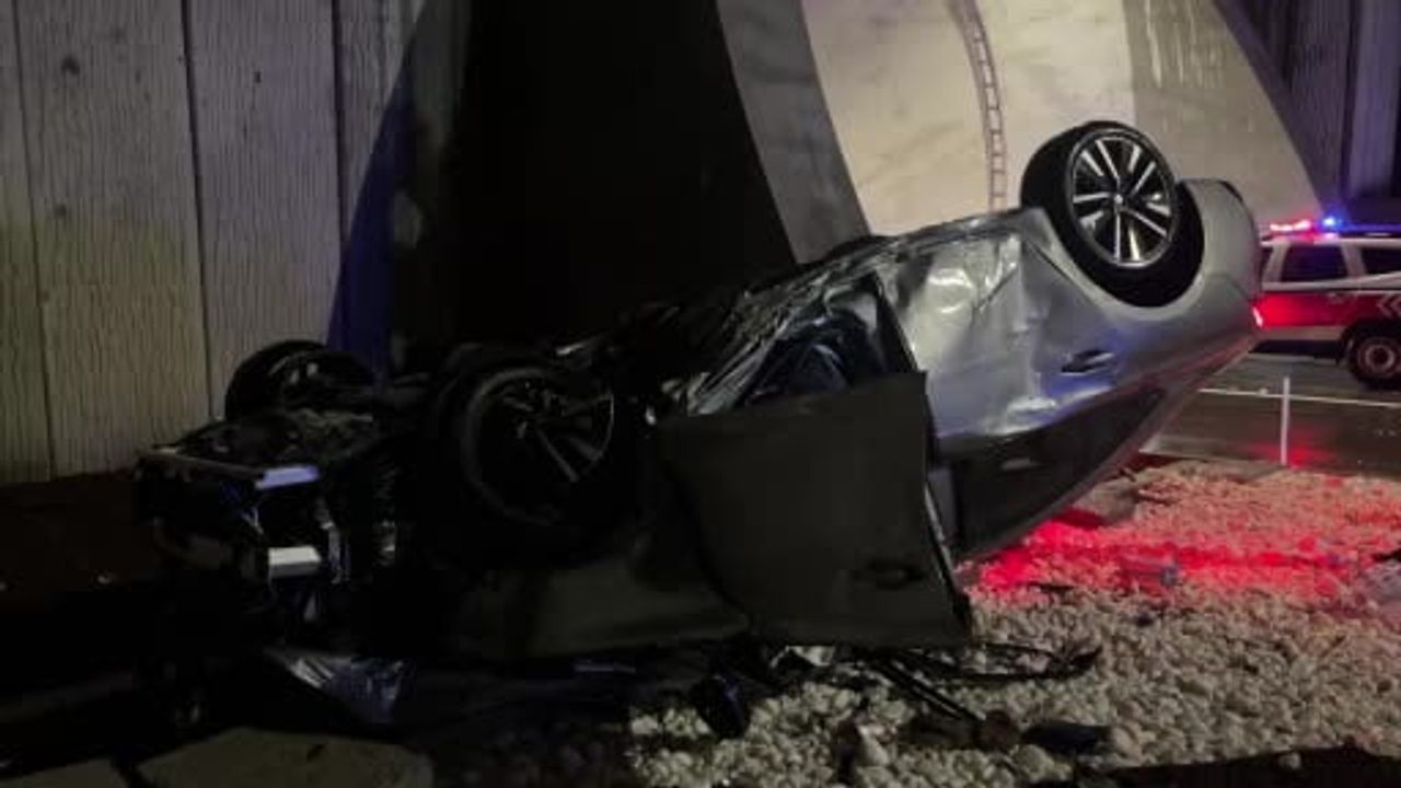 Alanya'da Kontrolden Çıkan Araç Tünel Girişinde Takla Attı