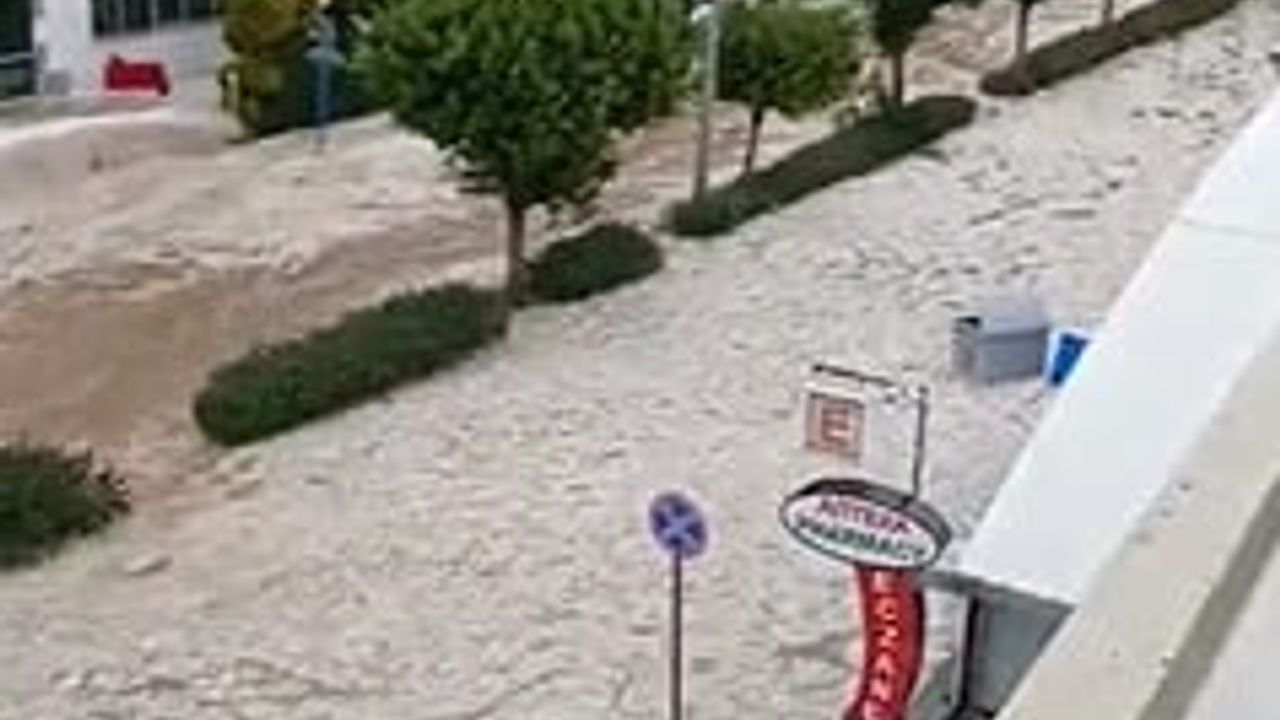 Alanya'da Şiddetli Yağış ve Dolu Hayatı Olumsuz Etkiledi