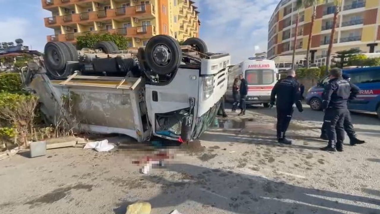 Alanya'da Trafik Kazası: Çöp Kamyonu Devrildi, 3 İşçi Yaralandı