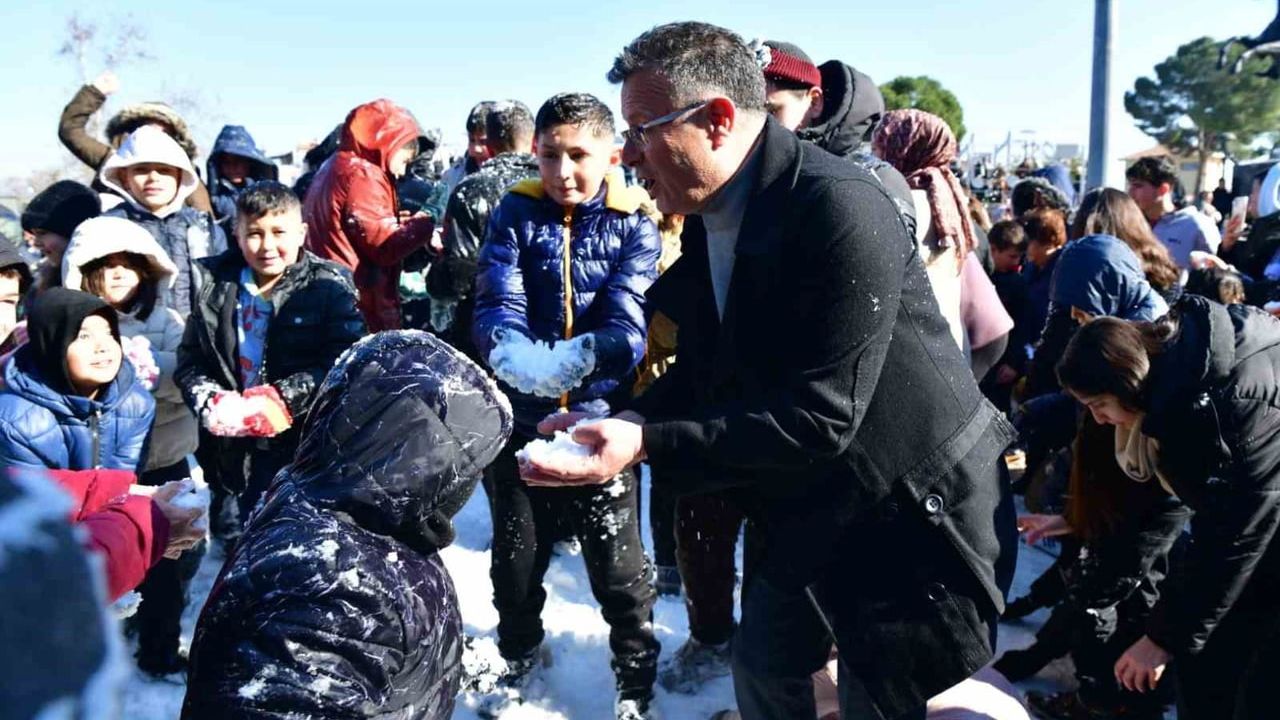 Alaşehir'de Çocuklara Kar Sürprizi