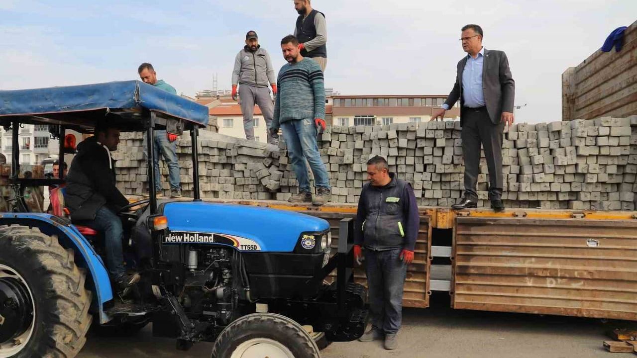 Alaşehir'de Üreticilere Bağ Direği Hibesi