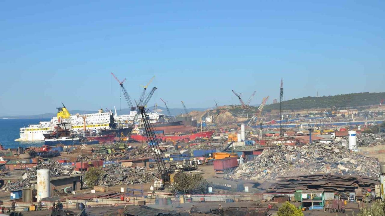 Aliağa Gemi Söküm Bölgesi'nde İş Kazası: 1 İşçi Hayatını Kaybetti