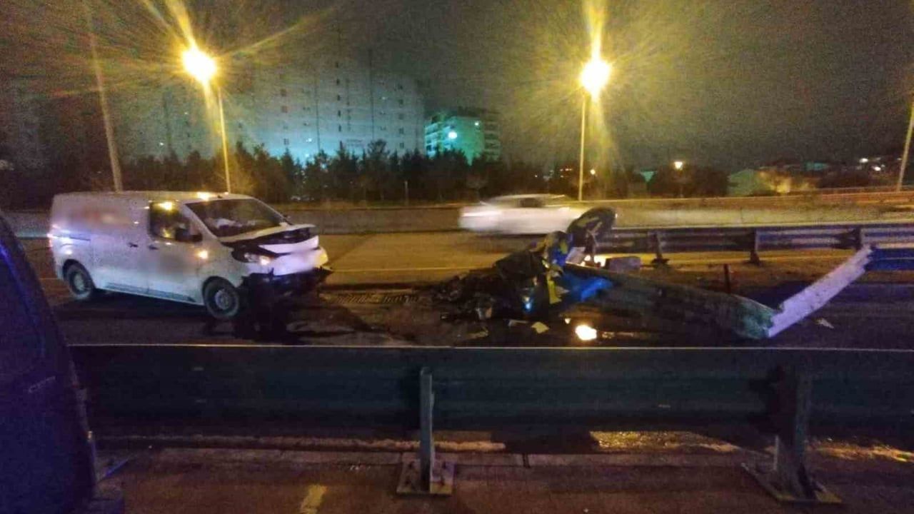 Alkollü Sürücünün Kaza Anı: Kapalı Kasa Kamyonet Bariyerlere Saplandı