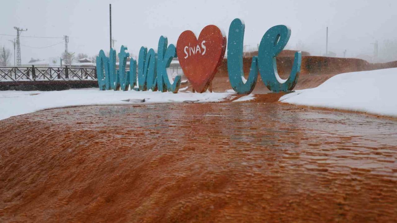 Altınkale Travertenleri Kış Beyazına Büründü