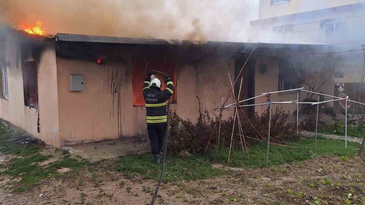 Altınözü'nde Müstakil Evde Yangın Çıktı