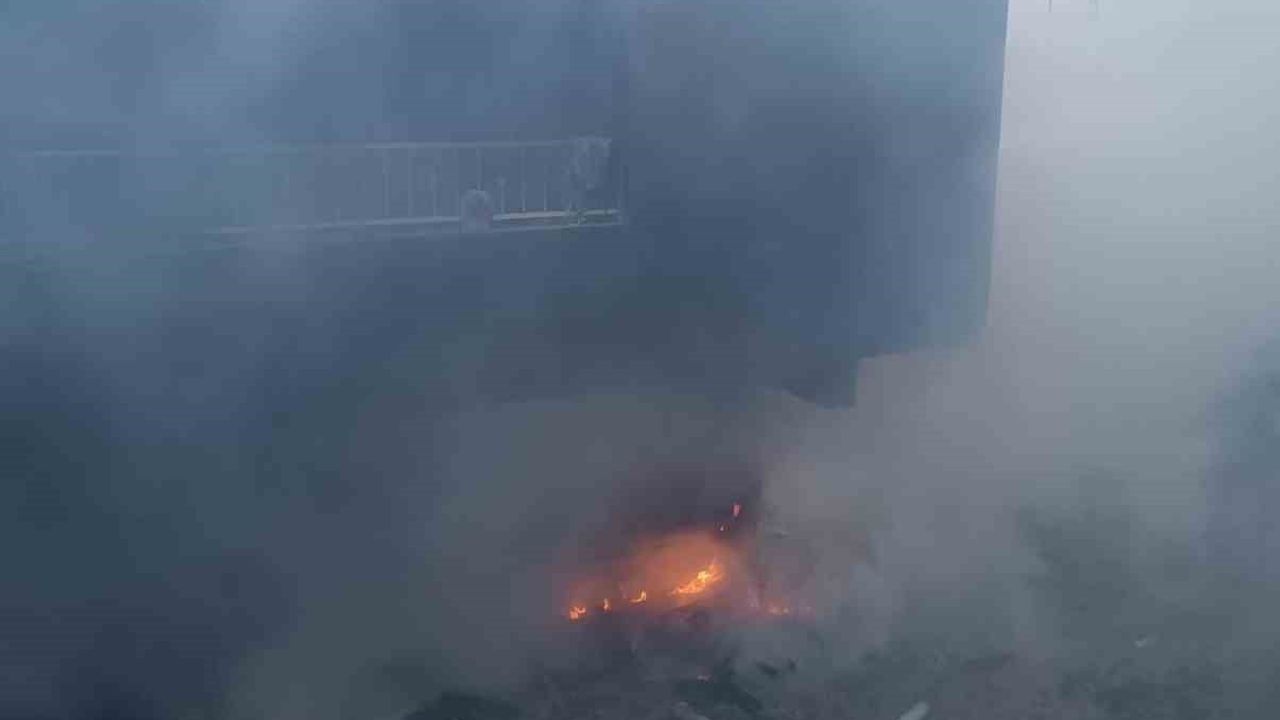 Altınözü’nde Yangın Paniği: Odunluk Alev Alev Yandı Ama Evler Kurtarıldı