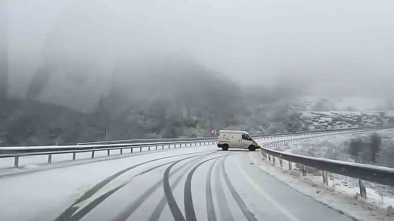 Amasra'da Kar Yağışı Sürücülere Zor Anlar Yaşattı