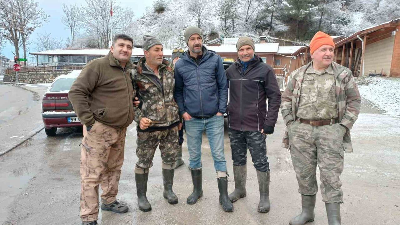 Amasya'da Avcılar Su Kanalında Mahsur Kalan Karacayı Kurtardı
