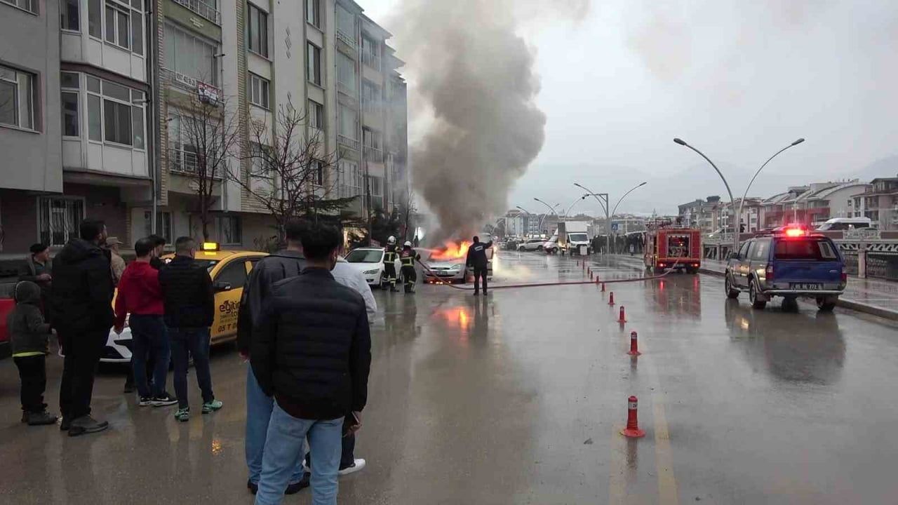 Amasya'da Otomobil Yangını Korkuttu