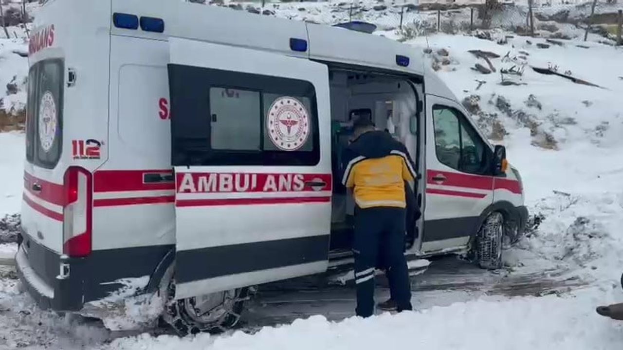 Ambulans Gercüş’te Mahsur Kaldığı Kar Kentinde Kurtarıldı