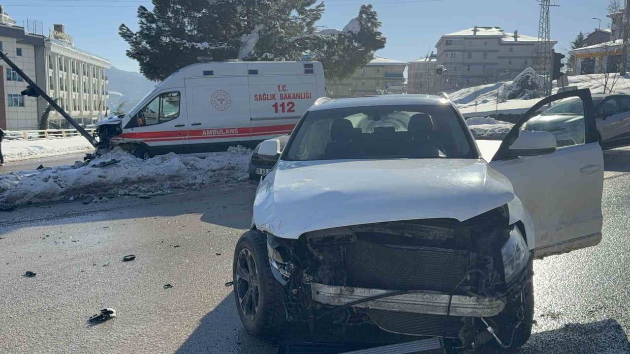 Ambulans ve Otomobil Çarpıştı: 2 Sağlık Çalışanı Yaralandı