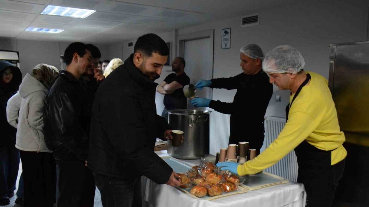 Anadolu Üniversitesi'nde Öğrencilere Sınav Haftasında İkram