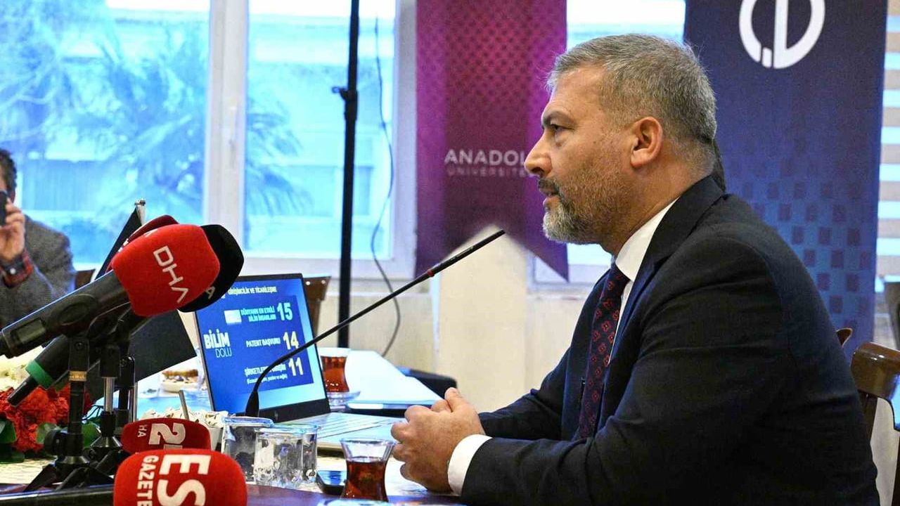 Anadolu Üniversitesi Rektörü Adıgüzel'den Gazetecilere Destek