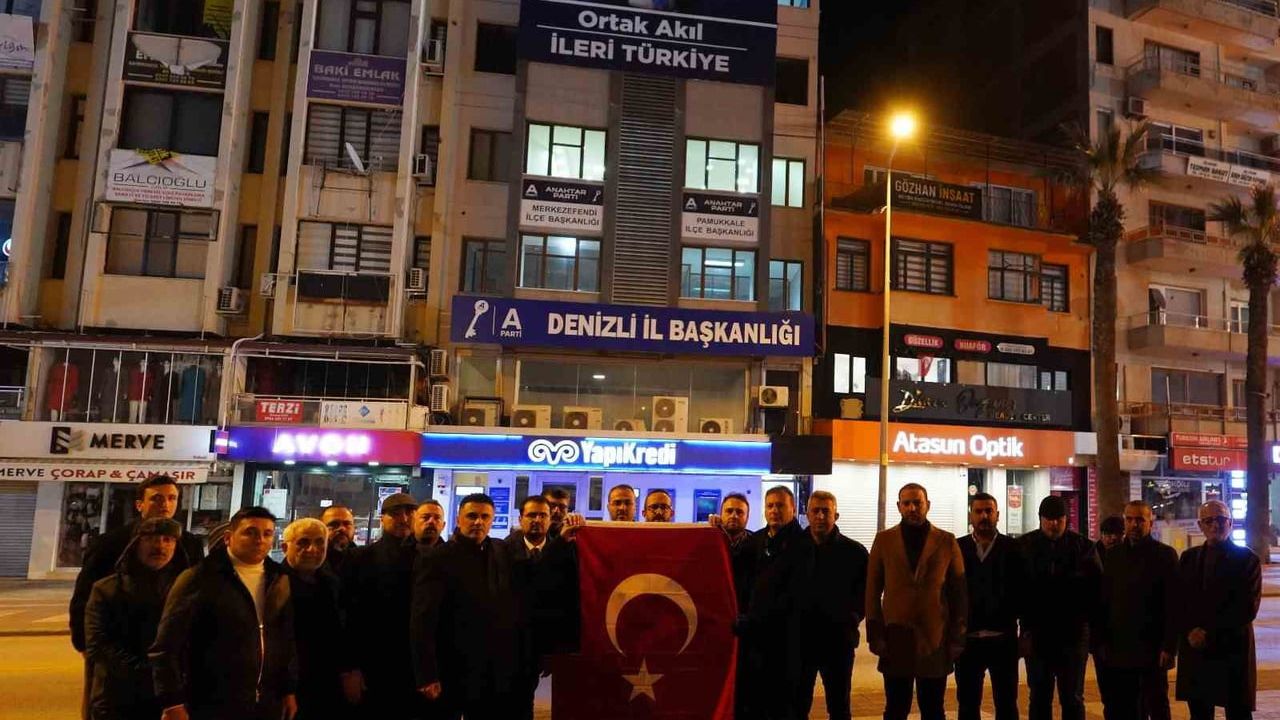 Anahtar Parti Denizli'de Dev Türk Bayrağı Astı