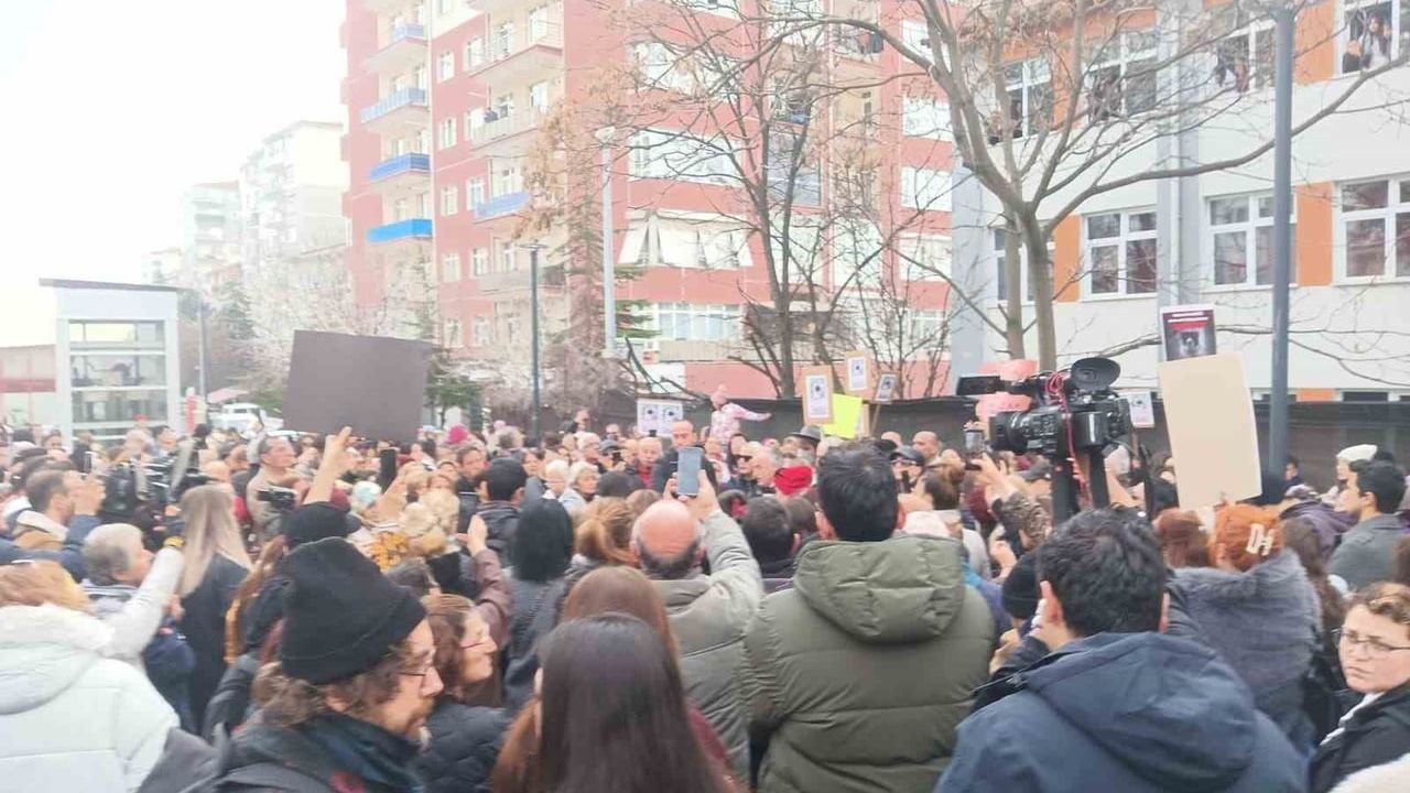 Ankara'da Hayvanseverlerin Tepkisi: 'Matmazel' Köpek İçin Eylem