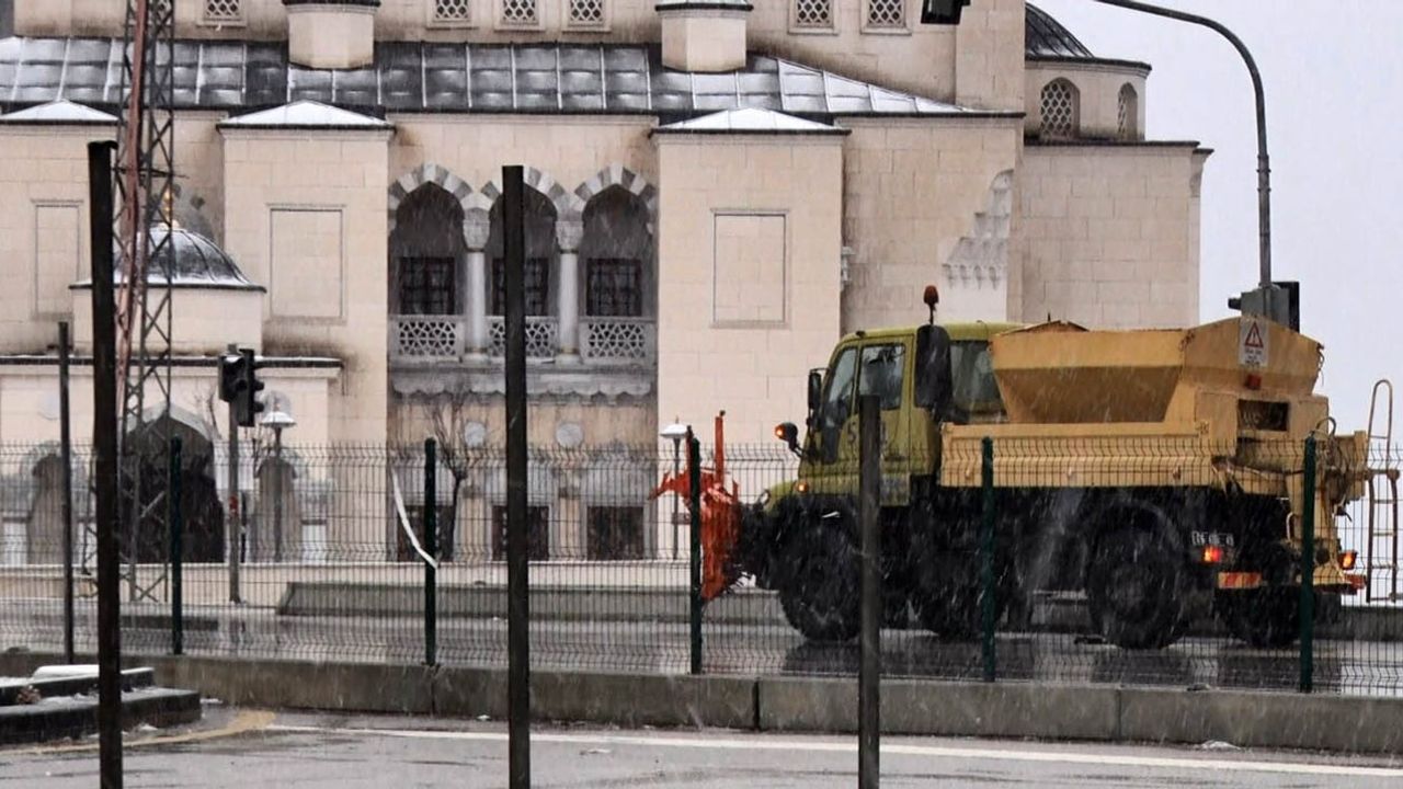 Ankara'da Karla Karışık Yağmur Etkili Oldu