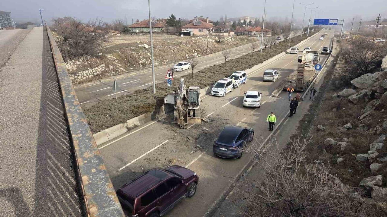 Ankara'da Tırdaki Kepçe Köprüye Takıldı