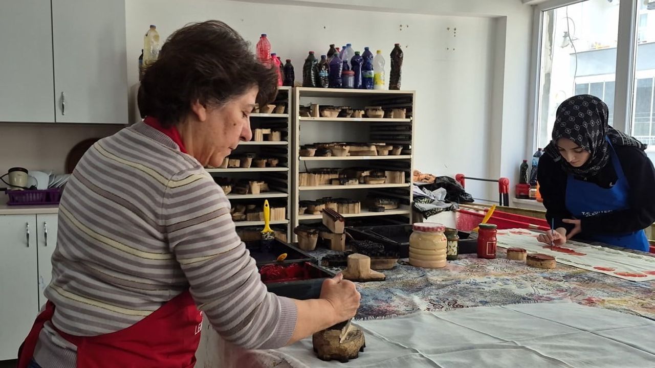Ankaralı Ebru Sanatçısı Tokat'ta Geleneksel Baskı Sanatını Öğreniyor