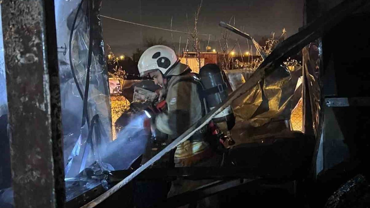 Antakya'da Alevler İçinde Kalan Konteyner Yangını