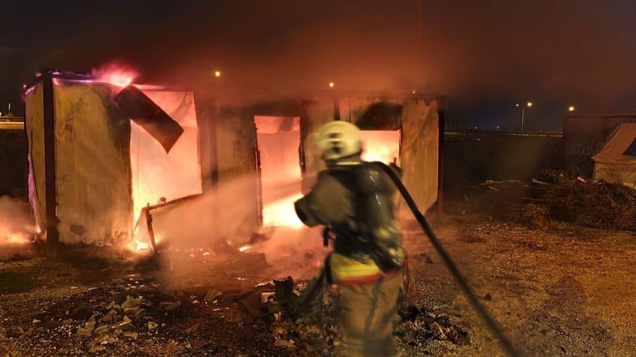 Antakya'da Kontenyer Yangını: Hızlı Müdahale ile Yangın Kontrol Altına Alındı