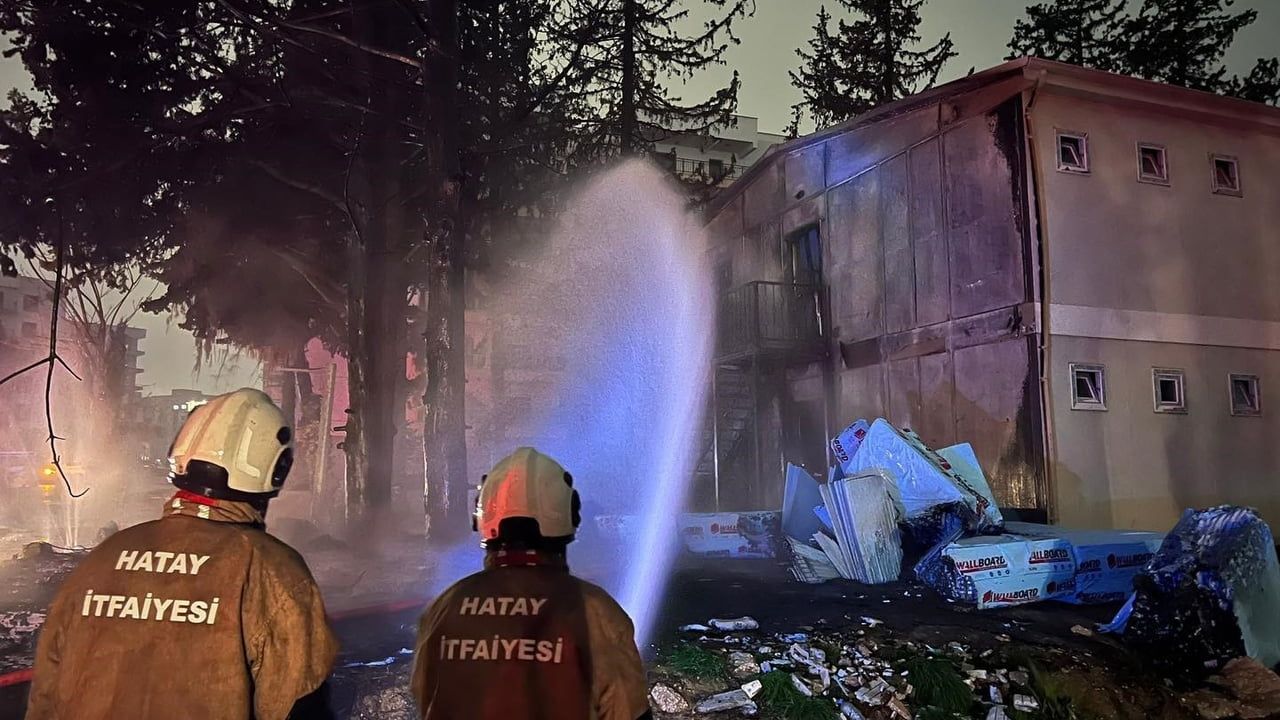 Antakya'da Şantiyede Yangın Korkusu