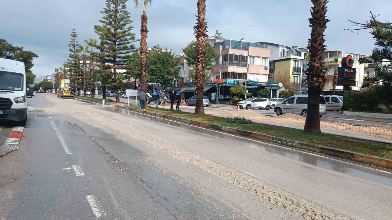 Antalya Büyükşehir Belediyesi'nden Aşırı Yağış Sonrası Mücadele