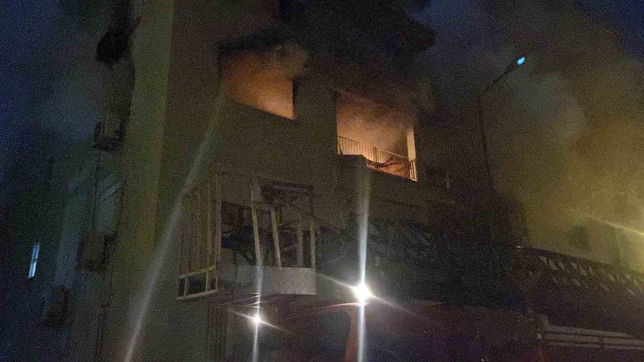 Antalya'da Apartman Yangını: Daire Küle Döndü, Ev Sahibi Kurtarıldı