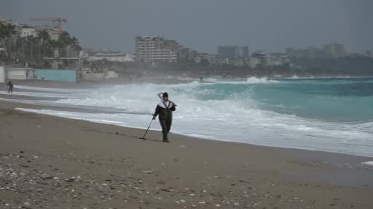 Antalya'da Define Avcıları Fırtınaya Rağmen Sahilde Arama Yaptı