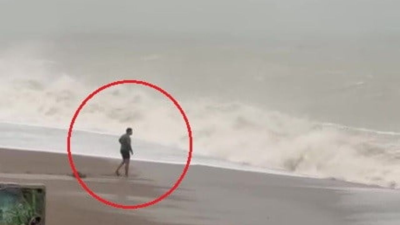 Antalya'da Dev Dalgalar Arasında Kalan Vatandaşın Korku Dolu Anları