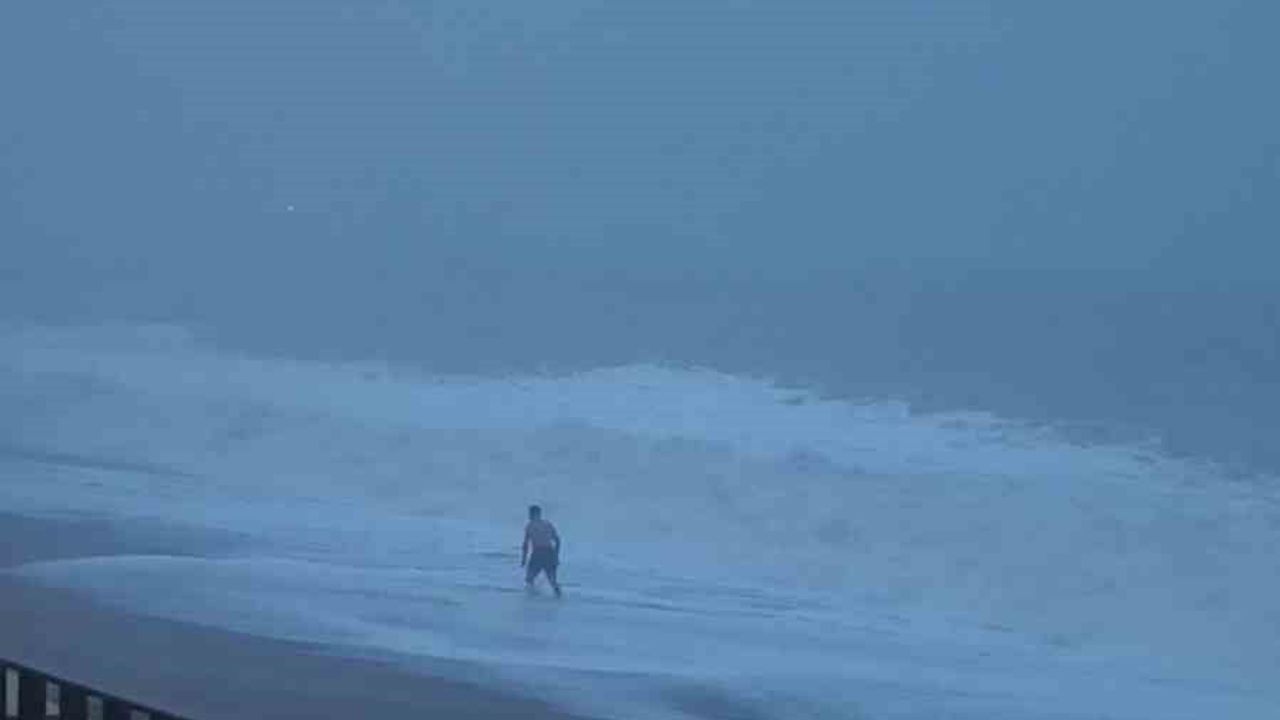 Antalya'da Dev Dalgalar Arasında Şınav Çeken Vatandaş