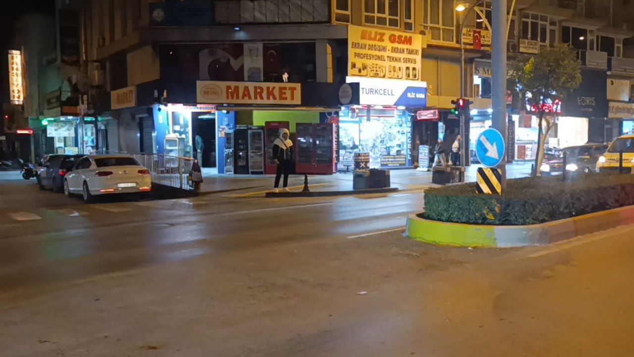 Antalya'da Dönüş Yasağı Olan Yerden Dönen Otomobil ile Motosiklet Çarpıştı