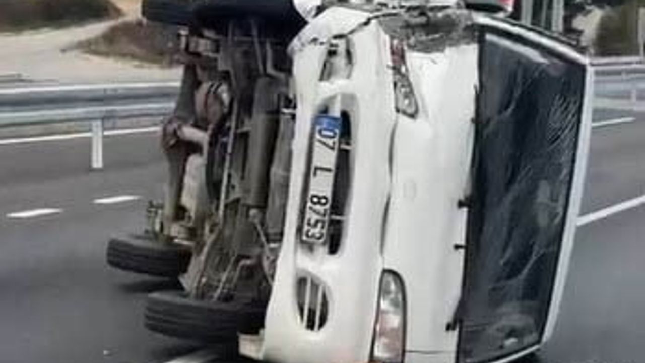 Antalya'da Emniyet Şeridinde Kaza: 2 Yaralı