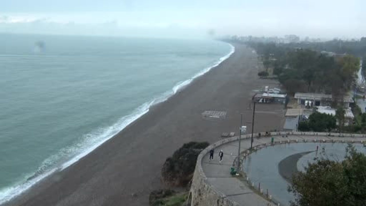 Antalya’da Fırtına Sonrası Sahil Temizliği