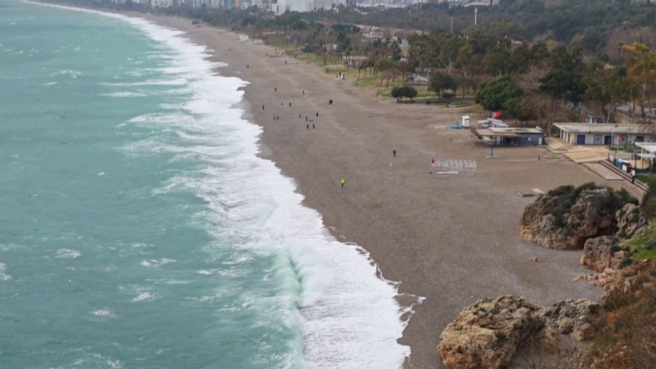 Antalya'da Fırtınaya Rağmen Dalgaların Keyfi