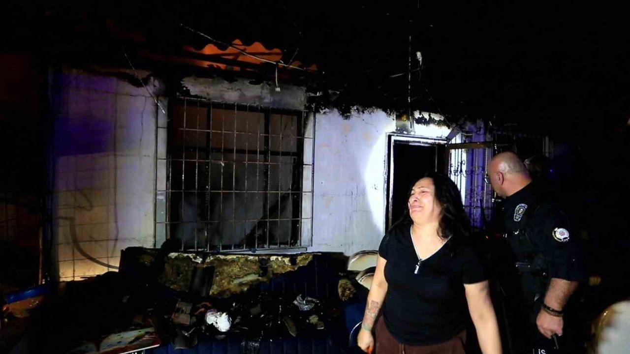 Antalya’da Gecekondu Yangını: Evinin Küle Dönüşüne Tanık Olan Kadın Gözyaşlarına Boğuldu
