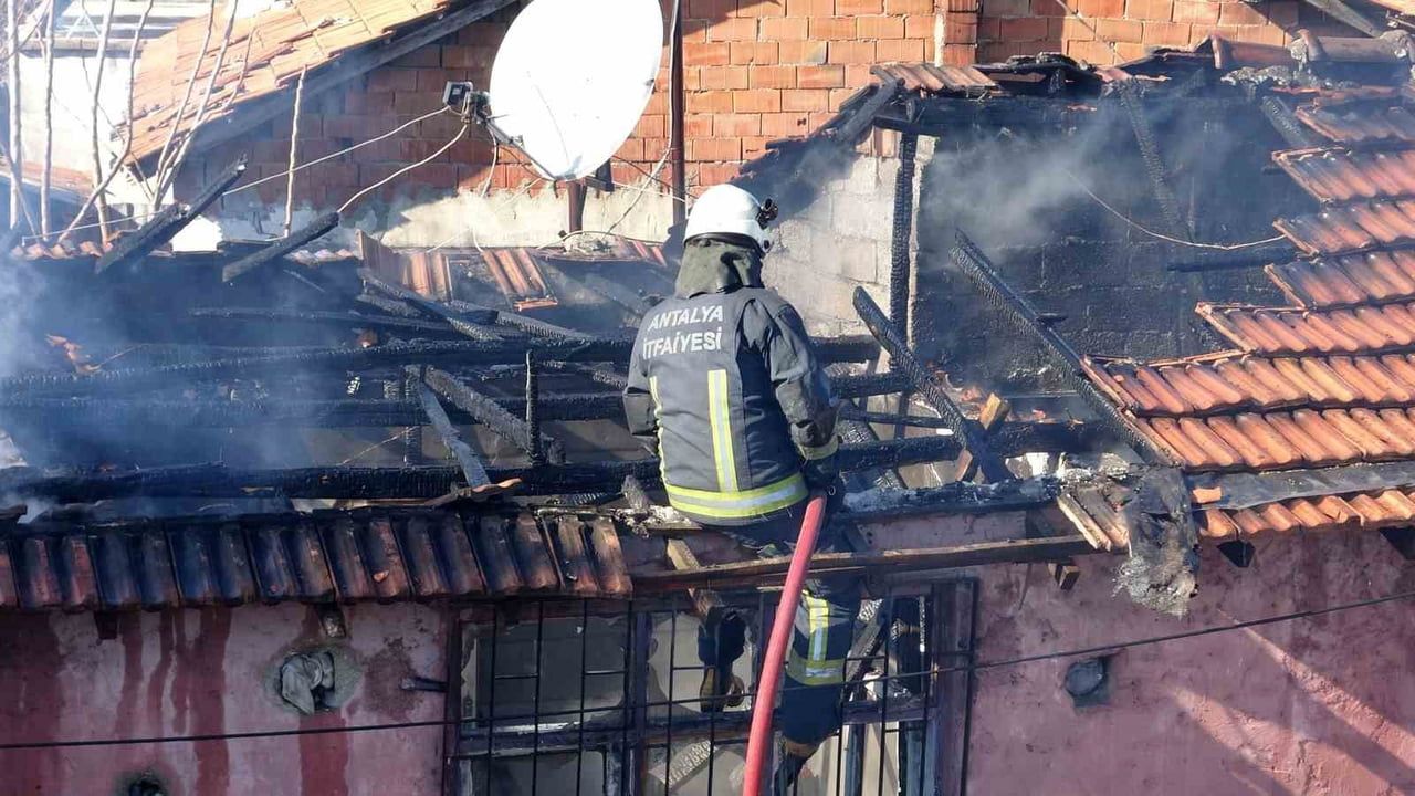 Antalya'da Gecekonduda Yangın: Küçük Kız Gözyaşlarıyla İzledi