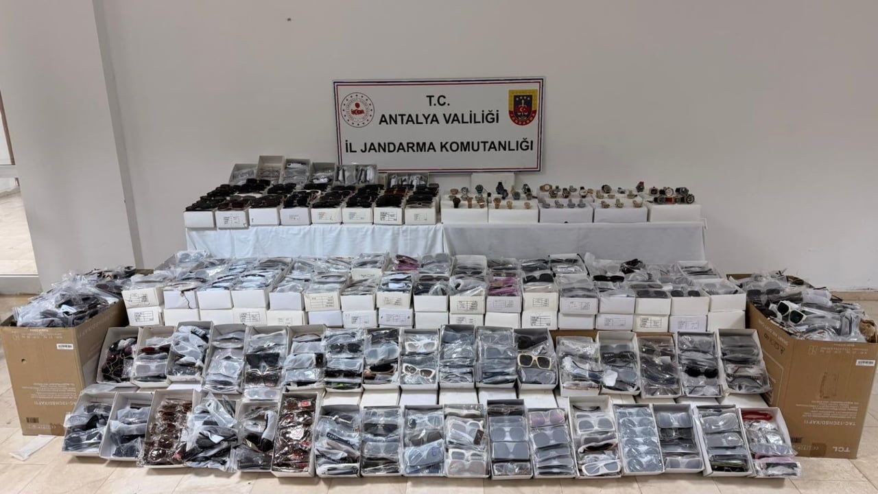 Antalya'da Gümrük Kaçağı Güneş Gözlüğü ve Saat Operasyonu