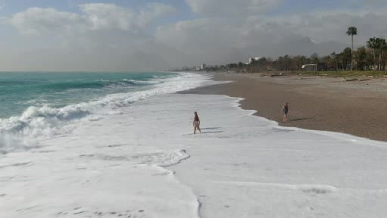 Antalya’da Güneşin Uyanışı: Sahil Akını