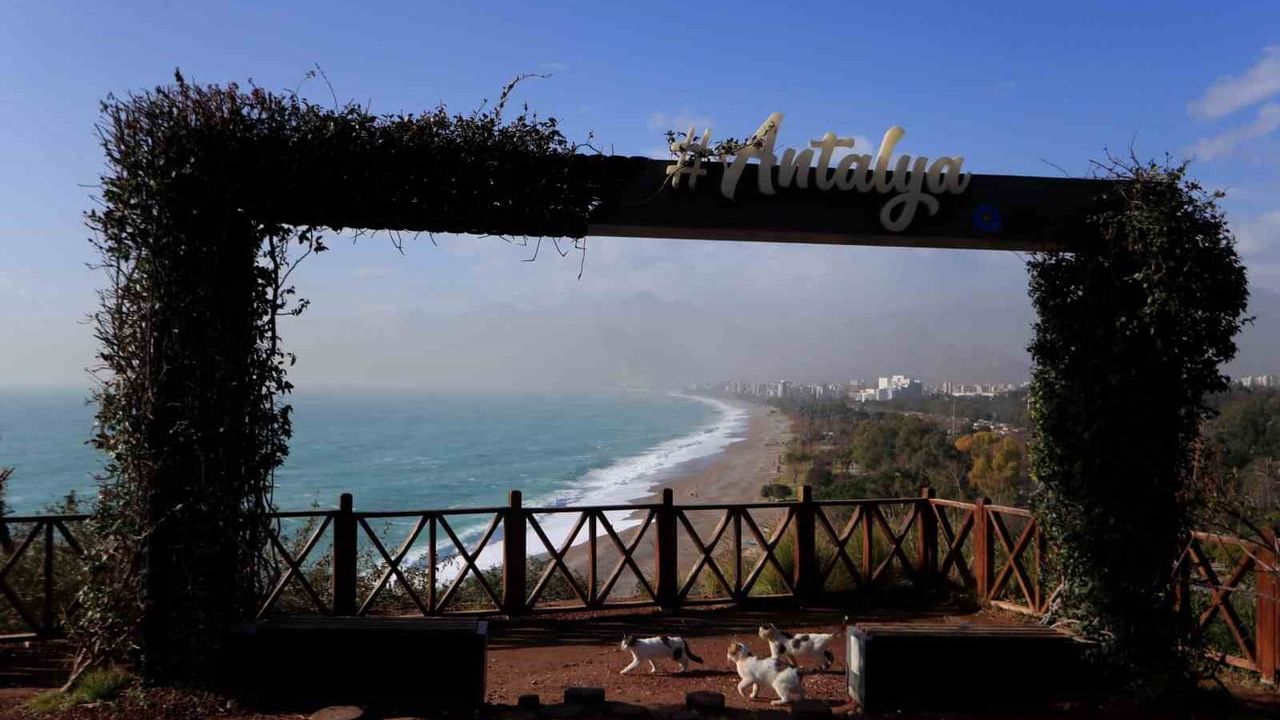 Antalya'da Güneşli Hava Vatandaşları Sahile Çekti