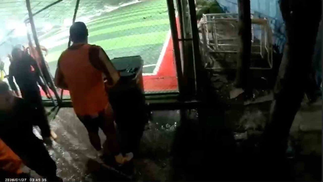 Antalya'da Halı Sahanın Çatısı Çöktü