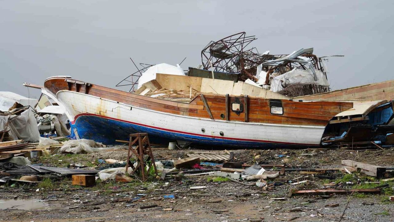 Antalya'da Hortum Felaketi: Tekneler Vinçlerle Kurtarılıyor