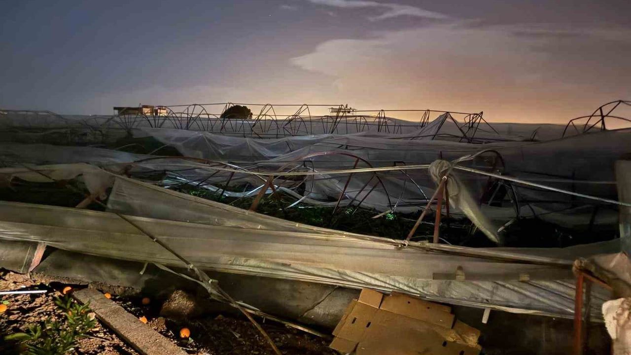 Antalya'da Hortum Fırtınası Seralara Zarar Verdi