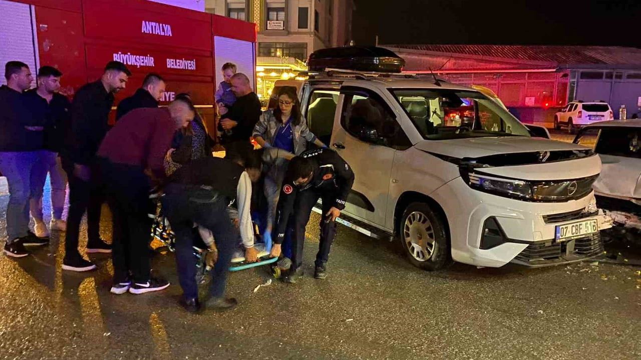 Antalya'da İki Otomobilin Çarpıştığı Kaza Anı Güvenlik Kamerasında