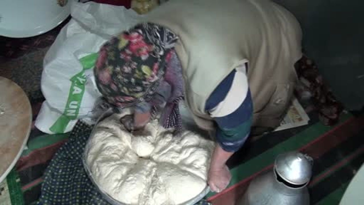 Antalya'da Kadınların İmece Usulü Yufka Ekmek Geleneği