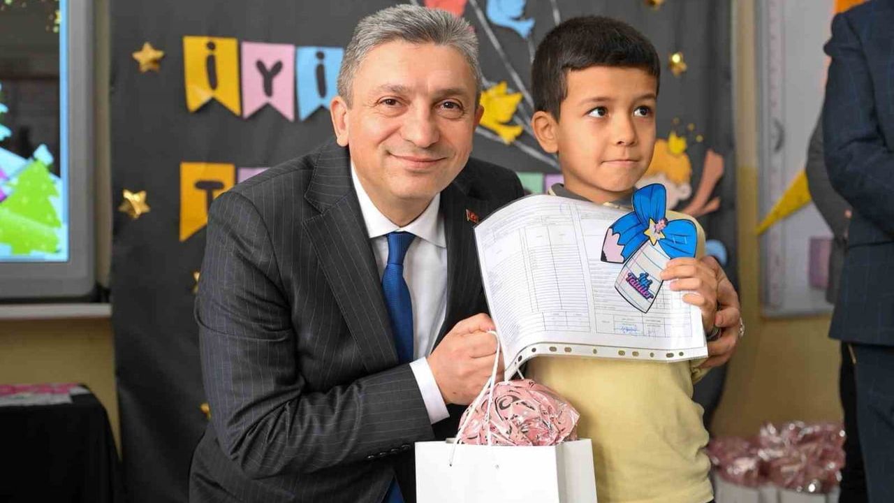 Antalya'da Karneler Dağıtıldı: 498 Bin Öğrenci Heyecan İçinde