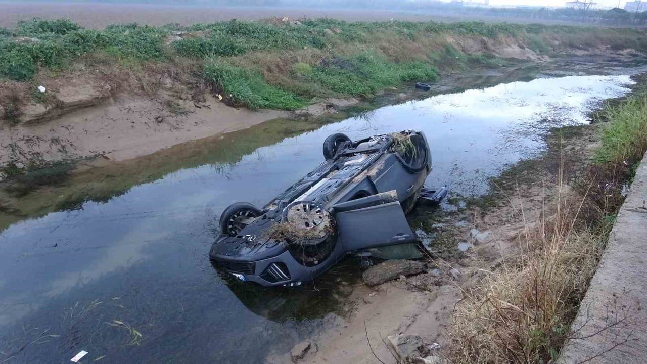 Antalya'da Kaygan Yolda Kaza: Araç Kanala Uçtu