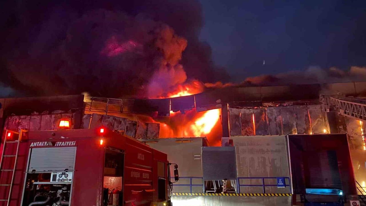 Antalya'da Market Deposunda Yangın Paniği